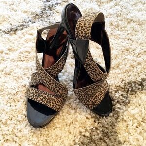 CARLOS SANTANA Nwot carlos by innuendo leopard print heels 7.5M